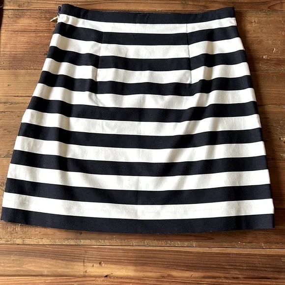 Draper James Navy & White Striped Mini Skirt. Size 0 - Picture 5 of 6